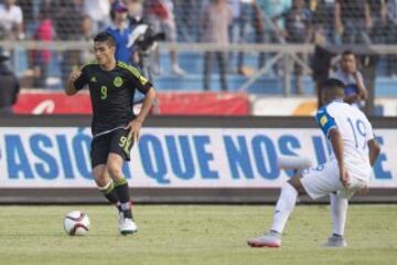 Raúl Jiménez intenta quitarse a la defensa hondureña.