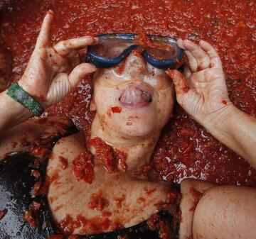 GRA281. BU?OL, 30/08/2017.- Cerca de 22000 asistentes y 160.000 kilos de tomates se han utilizado en la 72 edici¨®n de la Tomatina de Bu?ol. La guerra ha sido breve, apenas 63 minutos, entre las 10.55 y las 11.58 en la que las miles de personas, la mayor¨ªa extranjeros, han disfrutado lanz¨¢ndose 160 toneladas de tomates. EFE/Miguel Angel Polo
