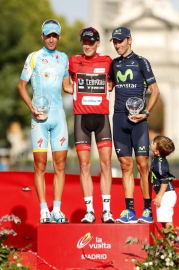 El estadounidense Chris Horner (Radioshack), ganador de la Vuelta Ciclista a España, el italiano del Equipo Astaná, Vicenzo Níbali (izda) y el español del equipo Movistar, Alejandro Valverde, al término de la vigésima primera etapa disputada entre Leganes y Madrid, de 142,2 kilómetros