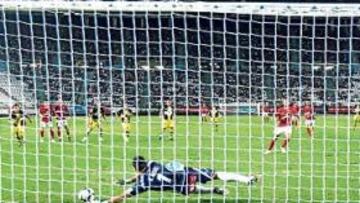 <b>ESPECTACULAR. </b>Raúl Navas, en el momento de detener el penalti.