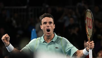 Roberto Bautista Agut celebra su victoria ante Brandon Holt durante su partido de segunda ronda en el Open de Australia 2023.