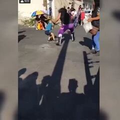 En función callejera, el luchador 'El Vikingo' tomó a un niño y lo arrojó sobre el pavimento