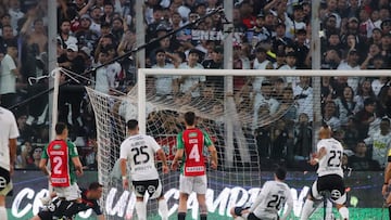 Futbol, Colo Colo vs Palestino.
Fecha 6, Liga de Primera 2025.
El jugador de Colo Colo Alexander Oroz, centro, convierte su gol contra Palestino durante el partido de primera division disputado en el estadio Monumental en Santiago, Chile.
27/03/2025
Jonnathan Oyarzun/Photosport
Football, Colo Colo vs Palestino.
6st turn, 2025 First division league.
Colo Colo’s player Alexander Oroz, center, scores his goal against Palestino during the first division match held at the Monumental stadium in Santiago, Chile.
27/03/2025
Jonnathan Oyarzun/Photosport