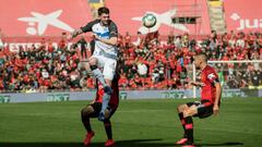 GRAF720. PALMA DE MALLORCA, 15/02/2020.- El centrocampista escoc&eacute;s Oliver Burke (i) del Deportivo Alav&eacute;s, golpea el bal&oacute;n ante el centrocampista Dani Rodr&iacute;guez (d) del RCD Mallorca, durante el partido de la vig&eacute;sima cuar