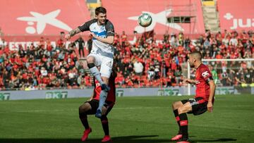 GRAF720. PALMA DE MALLORCA, 15/02/2020.- El centrocampista escocés Oliver Burke (i) del Deportivo Alavés, golpea el balón ante el centrocampista Dani Rodríguez (d) del RCD Mallorca, durante el partido de la vigésima cuar