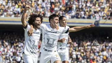 Jugadores de los Pumas festejan un gol en Ciudad Universitaria.