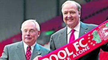 <b>APUROS. </b>Hicks y Gillet, dueños del Liverpool, obligados a vender.