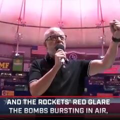 Alberto Plaza sorprende: ¡cantó el himno de Estados Unidos en un partido de béisbol!