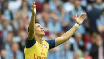 Sánchez festeja el gol que marcó en la obtención de la Copa FA ante Aston Villa.