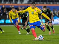 AMDEP9223. NUEVA YORK (ESTADOS UNIDOS), 18/11/2025.- James Rodríguez de Colombia patea un penalti este martes, en un partido amistoso entre las selecciones de Colombia y Australia en el estadio Citi Field, en Nueva York (Estados Unidos). EFE/ Angel Colmenares