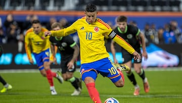 AMDEP9223. NUEVA YORK (ESTADOS UNIDOS), 18/11/2025.- James Rodríguez de Colombia patea un penalti este martes, en un partido amistoso entre las selecciones de Colombia y Australia en el estadio Citi Field, en Nueva York (Estados Unidos). EFE/ Angel Colmenares