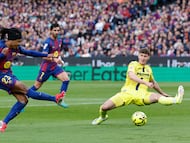 BARCELONA, 28/02/2026.-El defensa del Barcelona Jules Koundé, y el defensa del Villarreal Pau Navarro, durante el partido de la jornada 26 de LaLiga entre el Barcelona y el Villarreal, este sábado en el estadio Spotify Camp Nou en Barcelona.-EFE/ Toni Albir
