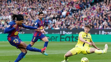 BARCELONA, 28/02/2026.-El defensa del Barcelona Jules Koundé, y el defensa del Villarreal Pau Navarro, durante el partido de la jornada 26 de LaLiga entre el Barcelona y el Villarreal, este sábado en el estadio Spotify Camp Nou en Barcelona.-EFE/ Toni Albir