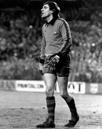 Jugó con el Barcelona de 1975 a 1984. Disputó un total de 249 encuentros. 