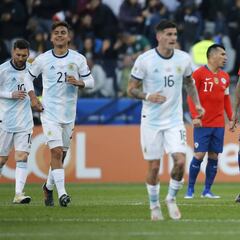 Retos, rojas y descontrol: el extraño primer tiempo de la Roja