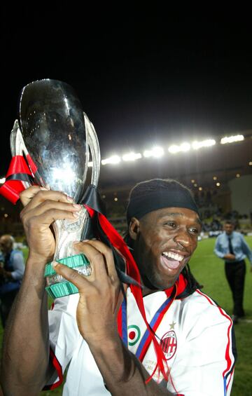 Seedorf posa con la Supercopa de Europa de 2003.