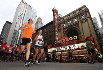 Es la tercera maratón de Estados Unidos y completa la Santísima Trinidad junto a Bostón y Nueva York, formando también parte del grupo de renombre mundial. También conocida como Bank of America Chicago Marathon se trata de una de las maratones más rápidas junto a Berlín y Londres debido a su recorrido. Aunque se celebra desde 1905 tuvo una interrupción de casi 50 años para volver a disputarse en 1977. Tiene un recorrido circular desde y hacia Gran Park, y transita por nada menos que 29 de los barrios más populares de la ciudad con cerca de dos millones de personas en las calles jaleando a los corredores.