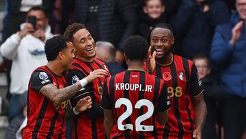 Soccer Football - Premier League - AFC Bournemouth v Nottingham Forest - Vitality Stadium, Bournemouth, Britain - October 26, 2025 AFC Bournemouth's Eli Junior Kroupi celebrates scoring their second goal with teammates Action Images via Reuters/Matthew Childs EDITORIAL USE ONLY. NO USE WITH UNAUTHORIZED AUDIO, VIDEO, DATA, FIXTURE LISTS, CLUB/LEAGUE LOGOS OR 'LIVE' SERVICES. ONLINE IN-MATCH USE LIMITED TO 120 IMAGES, NO VIDEO EMULATION. NO USE IN BETTING, GAMES OR SINGLE CLUB/LEAGUE/PLAYER PUBLICATIONS. PLEASE CONTACT YOUR ACCOUNT REPRESENTATIVE FOR FURTHER DETAILS..