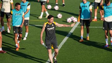 VILLARREAL (CASTELLÓN), 11/07/2024.- El entrenador del Villarreal CF, Marcelino García, dirige el primer entrenamiento de la temporada que abre las puertas a sus aficionados. EFE/ANDREU ESTEBAN