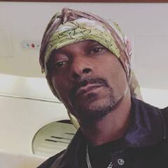 La excentricidad de Snoop Dogg: paga una fortuna a un hombre que lía sus porros