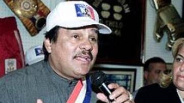 <b>NO PUEDE SEGUIR.</B> El pasado 4 de octubre, en Argentina, "Mano de piedra" sufrió un accidente que le dejó ocho costillas rotas, un pulmón perforado y una mano lesionada. En la imagen, Durán, junto a su esposa, anunciando su adiós y su participación en una película sobre su vida.