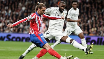 MADRID, 04/03/2025.- El delantero francés del Atlético de Madrid, Antoine Griezmann (i), golpea el balón ante el defensa alemán del Real Madrid, Antonio Rudiger, durante el encuentro correspondiente a la ida de los octavos de final de la Liga de Campeones que Real Madrid y Atlético de Madrid disputan hoy martes en el estadio Santiago Bernabéu, en Madrid. EFE / Sergio Pérez.