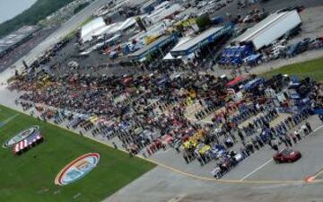 Carrera en la pista de Talladega en Alabama, uno de los óvalos más rápidos y largos de la temporada con más de 4,1 km. En dicha pista, como en Daytona, las velocidades son muy altas, debido tanto a su longitud como a sus peraltes; por tanto en todas las categorías se le colocan dos placas restrictoras de velocidad, sobre todo en la boca del carburador, impidiendo que el motor desarrolle más caballaje dejando a los vehículos con la mitad de la potencia de los motores.