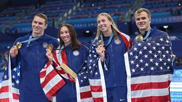 Paris (France), 03/08/2024.- Gold medalist Team USA, (L-R) Ryan Murphy, Torri Huske Gretchen Walsh, and Nic Fink, poses for photos after the podium for the Mixed 4x100m Medley Relay final of the Swimming competitions in the Paris 2024 Olympic Games, at the Paris La Defense Arena in Paris, France, 03 August 2024. (100 metros, Francia) EFE/EPA/RITCHIE B. TONGO