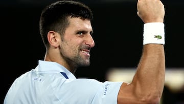 Novak Djokovic celebra su victoria contra Adrian Mannarino en el Open de Australia.