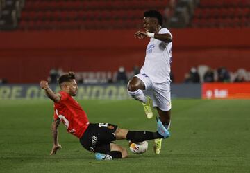 Dura entrada de Pablo Maffeo a Vinicius.