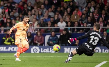 Ocasión del jugador rojiblanco Carrasco que detiene Agirrezabalaga, portero del Athletic Club. 
