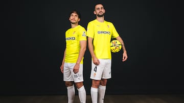 07-11-25. ÁLEX CORREDER Y LUCAS PERRIN POSAN CON LA INDUMENTARIA QUE EL SPORTING VESTIRÁ EN MENDIZORROZA ANTE EL MIRANDÉS.