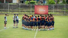 Los jugadores de la Sub-17 hacen piña en el entrenamiento.