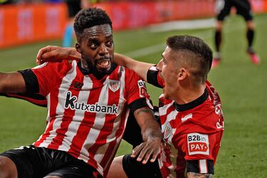 1-0. Iñaki Williams celebra el primer tanto con su compaeñro de equipo Oihan Sancet.