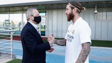 Florentino Pérez y Sergio Ramos, en una vista del presidente a la plantilla del Real Madrid en agosto de 2020.