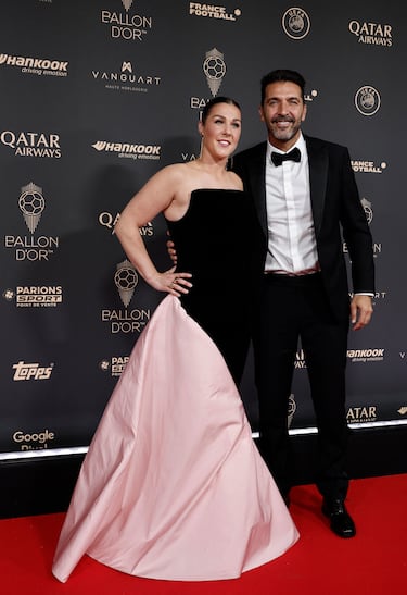 El exfutbolista Gianluigi Buffon y Mary Earps posan antes de la ceremonia de entrega del Balón de Oro 2025.