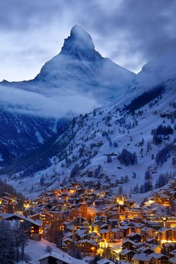 Es un pueblo agrícola a los pies del Matterhorn reconvertido en una estación de esquí de lujo. Cuenta con una gran cantidad de restaurantes gourmet, tantos, que se ofertan viajes que combinan el esquí y la gastronomía. Goza de 200 km de pistas con una nieve de primera calidad.