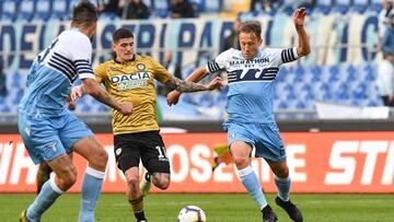 El centrocampista brasileño de la Lazio Lucas Leiva (d) pelea una posesión con el centrocampista argentino del Udinese Rodrigo de Paul (c) durante un encuentro de la liga italiana entre la SS Lazio y el Udinese Calcio en el estadio Olí