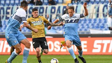 El centrocampista brasile&ntilde;o de la Lazio Lucas Leiva (d) pelea una posesi&oacute;n con el centrocampista argentino del Udinese Rodrigo de Paul (c) durante un encuentro de la liga italiana entre la SS Lazio y el Udinese Calcio en el estadio Ol&iacute