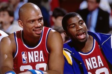 Otra de las parejas por excelencia y otros dos jugadores que, por separado, son auténticas leyendas del deporte. Kareem ganó en los Bucks y viajó a los Lakers, pero años infructuosos en playoffs le alejaron del anillo hasta la llegada de Magic. El Showtime le dio menos balones en el poste y más protagonismo al base, pero surtió de balones a un pívot cada vez más mayor, pero increíblemente efectivo y que, con 38 años, en 1985, fue MVP de las Finales. El center se retiró en 1989 y Magic no volvió a ganar. Pero en su legado quedan 5 anillos, 7 Finales, cuatro temporadas consecutivas por encima de las 60 victorias y una dinastía histórica que contó con grandes jugadores detrás: una leyenda como James Worthy a la cabeza, Byronn Scott, Kurt Rambis, AC Green, Bob McAdoo…