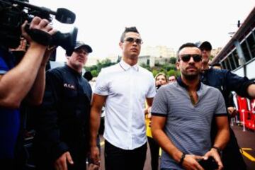 El delantero Cristiano Ronaldo estado en el box de McLaren antes del GP de Mónaco. Cristiano ha sido invitado por la escudería británica y ha posado junto a Fernando Alonso, Jenson Button y la modelo Cara Delevingne en un acto publicitario previo a la carrera.