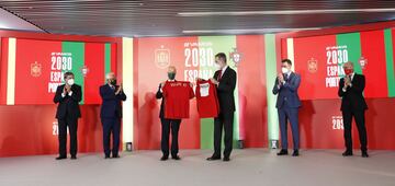 S.M el rey Felipe VI junto con el presidente de la Rep¨²blica de Portugal, Marcelo Rebelo de Sousa; el presidente del Gobierno de Espa?a, Pedro S¨¢nchez; el primer ministro de Portugal, Antonio Costa y los presidentes de la Federacion Espa?ola de Futbol y Federacion Portuguesa, Luis Rubiales y Fernando Gomes respectivamente.