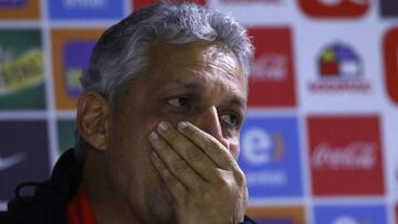 El tecnico de la seleccion chilena, Reinaldo Rueda, conversa con los periodistas.