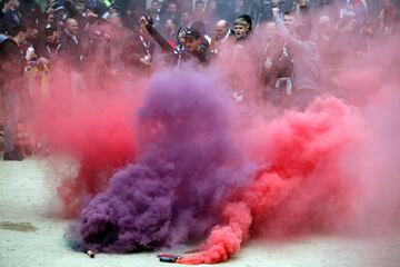 Varios centenares de seguidores radicales del Olympique Lyon se han concentrado en la plaza Artós de Barcelona desde donde se dirigirán al Camp Nou para presenciar el partido de vuelta de octavos de final de la Liga de Campeones donde los franceses se enfrentarán al FC Barcelona.