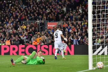 0-2. Marc-André Ter Stegen observa en el suelo el balón dentro de su portería tras anotar Karim Benzema el segundo tanto para el conjunto blanco.
