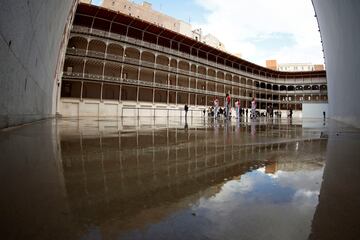 Varios pelotaris juegan a la pelota vasca durante la inauguraci¨®n del Centro de Interpretaci¨®n del front¨®n Beti Jai, un edificio hist¨®rico construido en 1894 en Madrid. Tras su reapertura en marzo, la inauguraci¨®n culmina la recuperaci¨®n del inmueble, que fue declarado Bien de Inter¨¦s Cultural por la Comunidad de Madrid en 2011.