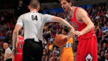 Pau Gasol, protesta una acci&oacute;n a Justin Van Duyne, uno de los &aacute;rbitros de esta noche en Denver, donde Chicago no gana desde hace 9 a&ntilde;os y nueve meses.