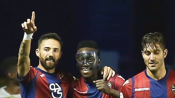 GRAF4530. VALENCIA, 27/04/2018.- El centrocampista del Levante Morales (i) celebra junto a Boateng (c) y Campaña tras marcar el segundo gol ante el Sevilla, durante el partido de Liga de Primera División disputado esta noche en el estadio Ci