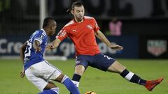 Juan Salazar of Colombia&#039;s Millonarios, left, fights for the ball with Gaston Silva of Argentina&rsquo;s Independiente during a Copa Libertadores soccer match in Bogota, Colombia, Thursday, May 17, 2018. (AP Photo/Fernando Vergara)