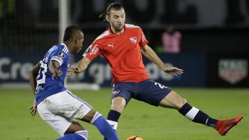 Juan Salazar of Colombia's Millonarios, left, fights for the ball with Gaston Silva of Argentina’s Independiente during a Copa Libertadores soccer match in Bogota, Colombia, Thursday, May 17, 2018. (AP Photo/Fernando Vergara)